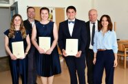 6 Personen stehen nebeneinander