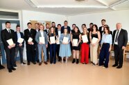 Personengruppe steht in einem Halbrund