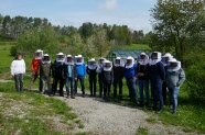 Mehrere Personen stehen im Freien nebeneinander