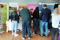 Ausbildungsstand mit Besuchern