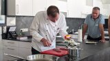 Michael Schatz zeigt, wie einfach die Zubereitung von Wildfleisch sein kann.