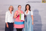 Kitaleiterin Veronika Zweyer freut sich mit der Ministerin Michaela Kanniber und Susanne Dobelke vom AELF Bayreuth-Münchberg über die Urkunde. 
