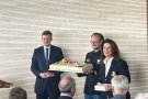 Staatsministerin Kaniber erhält eine Geburtstagstorte überreicht
