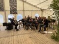 Musikgruppe bei Eröffnungsveranstaltung im Festzelt