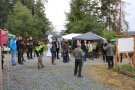 Personengruppe vor Erläuterungstafel im Wald