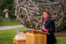 Forstministerin Michaela Kaniber spricht neben Modell des Waldentdeckerzentrums