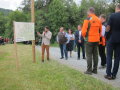 Ehrengäste stehen am Eingang des Waldparcours und erhalten Erläuterungen durch den Abteilungsleiter Bastian Betz