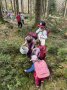Kinder suchen im Wald nach Waldschätzen zum Basteln