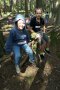 Zwei Kinder der Kindergruppe Tröstau sitzen im Wald