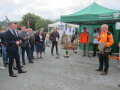 Ehrengäste erhalten Erläuterungen am Stand des Forstbetriebs Rothenkirchen