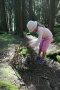 Kind beim Bau eines Wald-Häuschen