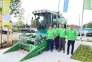 Das Team des Versuchszentrums Nordostbayern steht vor dem Parzellen-Mähdrescher