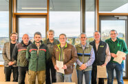 Gruppenbild: Abteilungsleiter Robert Geiser, FZuS-Koordinator Daniel Feulner, Abteilungsleiter Bastian Betz, FZus-Koordinator Dierk Schüder,  Mario Walter von der WBV Münchberg e.V., Forstdirektor Dirk Lüder, Markus Ernst von der WBV Hof/Naila e.V. und Florian Reichel von der WBV Sechsämterland e.V.