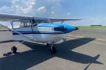Geparktes Flugzeug auf dem Areal eines Flugplatzes
