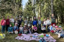 Gruppe von Kindern mit ihrem selbst gebastelten Osterschmuck