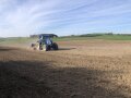 Traktor auf einem Acker