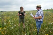 Wildlebensraumberaterin Lisa Mareen Fischer und Landwirt Frank Hick