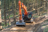 Wegebau im Wald - Forstmaschine