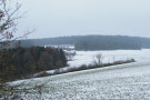 Schneebedeckte Felder in Bayern