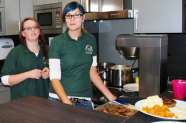 Zwei Schülerinnen bei der Essensausgabe im Schülerunternehmen PflegBar