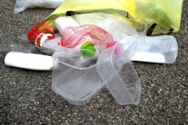 Plastikverpackunen vor Gelbem Sack