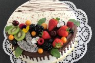 Torte mit Schokoladenüberzug und Obstbelag