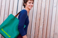 Frau trägt Tasche mit Aufdruck Hauswirtschaft
