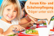 Kinder sitzen und essen gemeinsam.