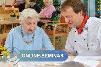 Seniorin und Koch sprechen über ausgebreiteten Speiseplan; Schriftzug Online-Seminar