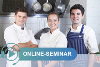 Drei Personen stehen in Großküche; Schriftzug Online-Seminar