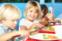 Kinder beim gemeinsamen Mittagessen in Mensa © Monkey Business 2 - shotshop.com