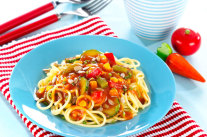 Spaghetti mit Gemüsesoße auf einem Teller